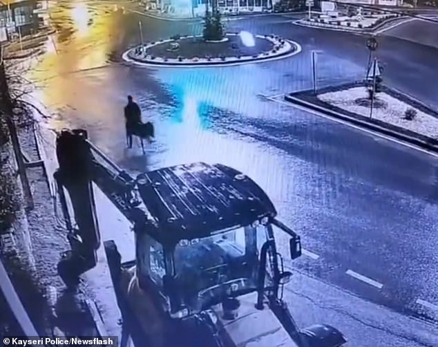 Shock Theft in Kayseri: Masked Suspect Uses Stolen Forklift to Rob Jewelry Store