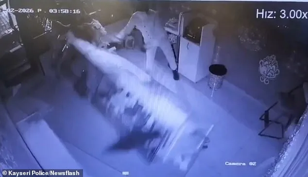 Shock Theft in Kayseri: Masked Suspect Uses Stolen Forklift to Rob Jewelry Store