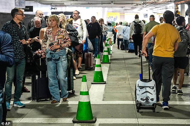 Airports in Chaos as DHS Shutdown Sparks Political Gridlock and Travel Disruptions
