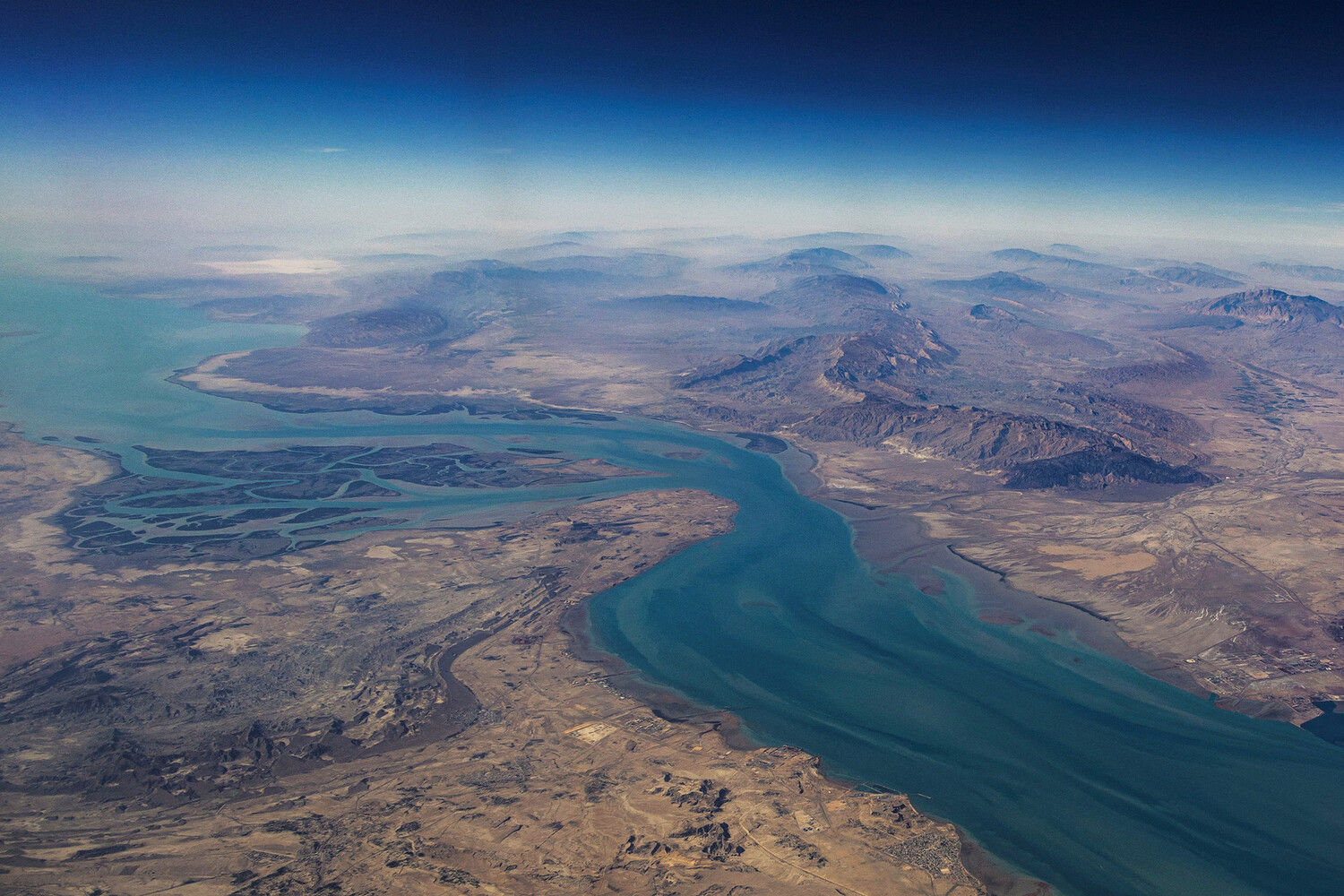 U.S. Energy Secretary's Post on Navy Escort in Strait of Hormuz Deleted, Fueling Speculation