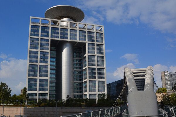 Hezbollah Strikes Tel Aviv as U.S.-Israel Escalate Pressure on Iran