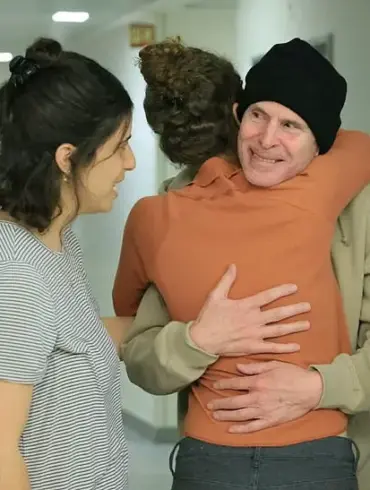 Emotional Release of American-Israeli Hostage Keith Siegel in Israel-Hamas Conflict