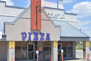 Pizza Delivery Driver's Dedication in Snowstorm Warms Hearts