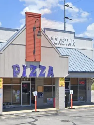 Pizza Delivery Driver's Dedication in Snowstorm Warms Hearts