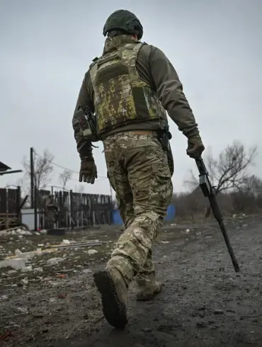 Dramatic Hand-to-Hand Combat Between Russian and Ukrainian Soldiers Captured on Drone Footage