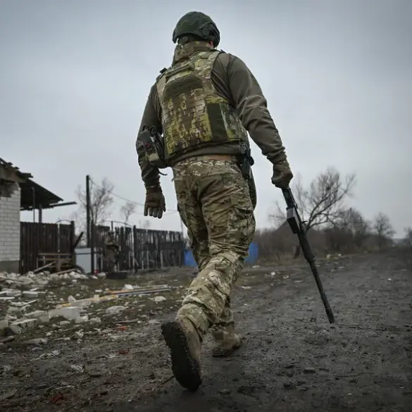 Dramatic Hand-to-Hand Combat Between Russian and Ukrainian Soldiers Captured on Drone Footage