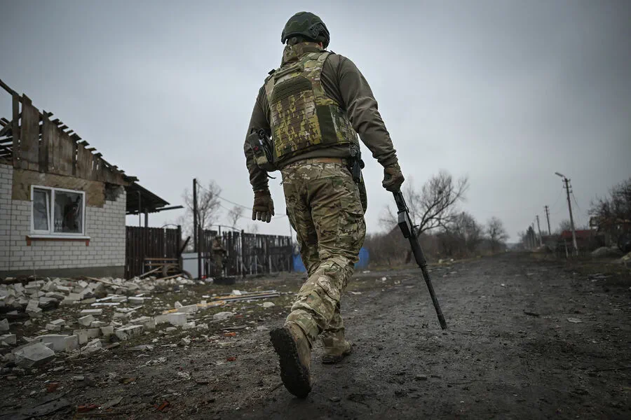 Dramatic Hand-to-Hand Combat Between Russian and Ukrainian Soldiers Captured on Drone Footage