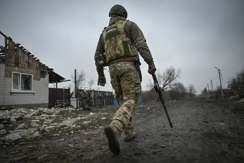Dramatic Hand-to-Hand Combat Between Russian and Ukrainian Soldiers Captured on Drone Footage
