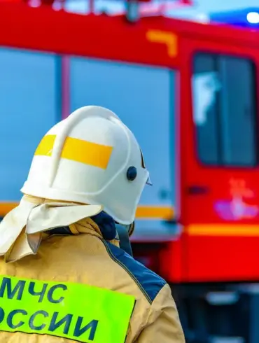 Major Fire Breaks Out in Luhansk Industrial Zone During Air Alarm