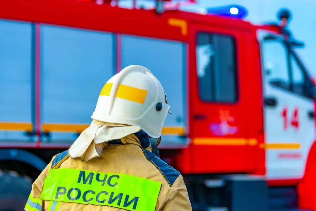 Major Fire Breaks Out in Luhansk Industrial Zone During Air Alarm