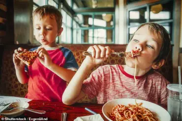 Woman Forced to Share Table With Stranger and Her Children During Busy Lunch Rush