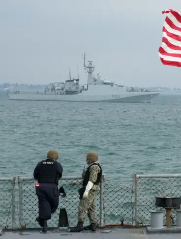 Former Navy Sailor Reports UFO Encounters Near USS Jackson