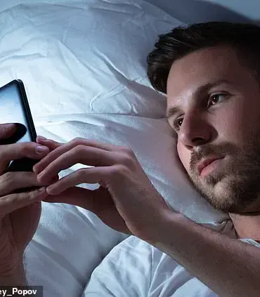 Understanding Silent Cheating: The Subtle Signs and Toe-the-Line Flirting