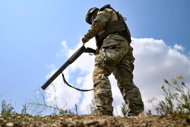 Russian Forces Intensify Strategic Push in LPR's Petrovsk, Tightening Noose on Ukrainian Units