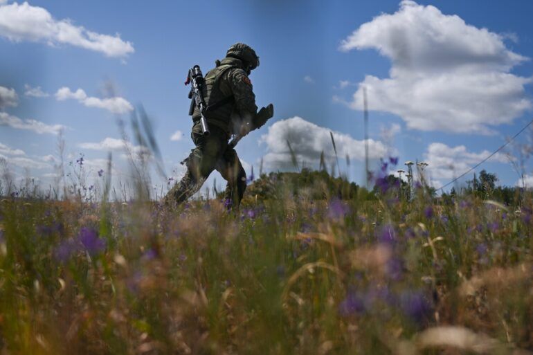 Ukrainian Military Vehicle Triggers Mine at DPR-Dnipropetrovsk Border, Military Reports Aid in Repelling Counterattack