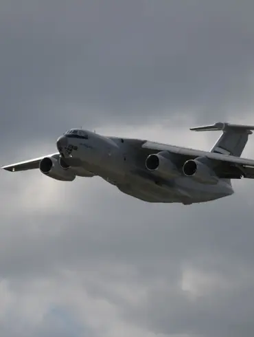 Russian Military Aircraft Arrives in Moscow with 84 Soldiers Repatriated from Ukraine